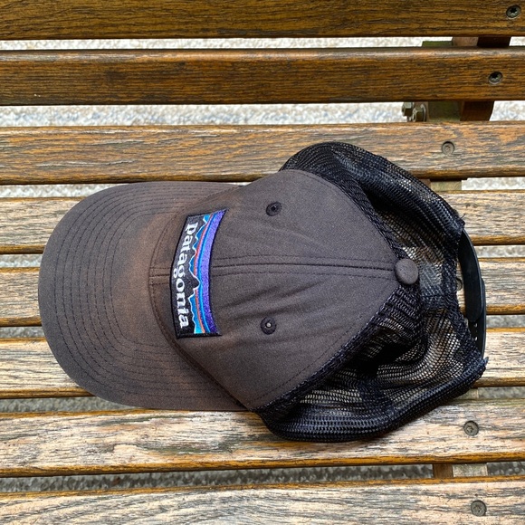 Patagonia faded Black SnapBack Hat 6 panel mesh back cap - Picture 3 of 15